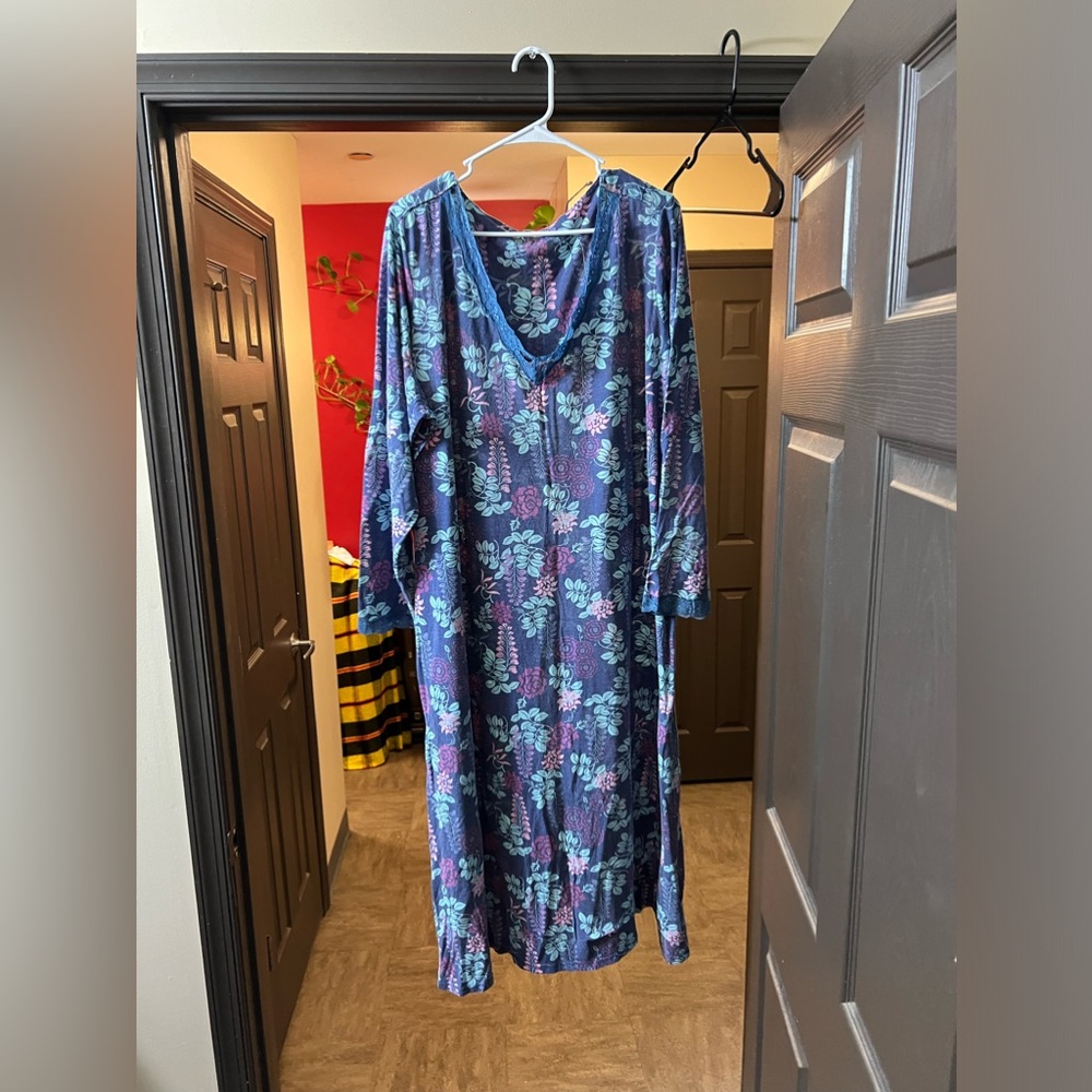 31” wide and 48” Long purple and pink night gown semi long sleeve🥱🛌